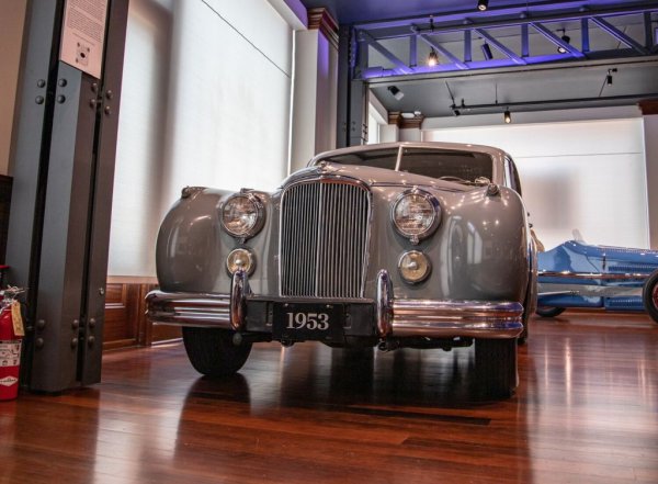 Този Jag е бил доставен на американски клиент, на име Дийн Едмъндс, през 1953, и до това лято не беше сменял собственика. През 1955 Едмъндс го е оборудвал с двигателя от XK120M. Колата е в напълно оригинално състояние и е карана не повече от 1500 км годишно. Има хидравлично усилване на волана и спирачките, радио и печка.
